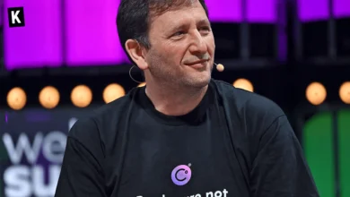 Alex Mashinsky wearing a Celsius T-shirt at a conference