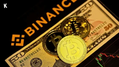 Bitcoins et un billet de 50 dollars sur un arrière-plan noir avec le logo Binance