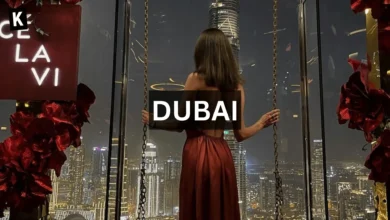 Une femme en robe rouge sur la balançoire du restaurant Cé La Vi à Dubaï
