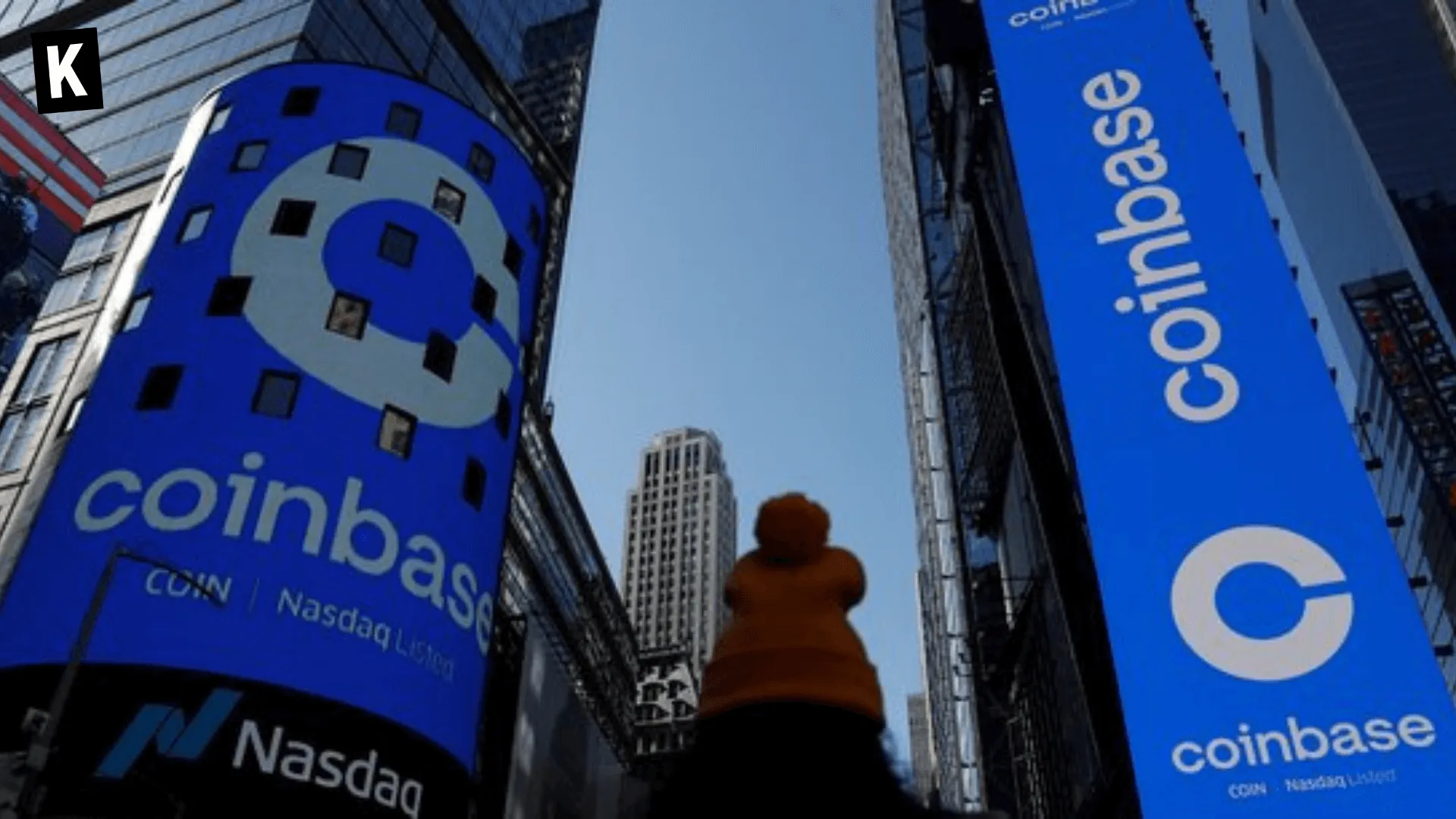Logo Coinbase affiché sur des écrans à New York au moment de l'entrée au Nasdaq