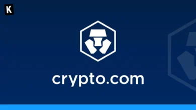 Logo Crypto.com sur fond bleu de Crypto.com