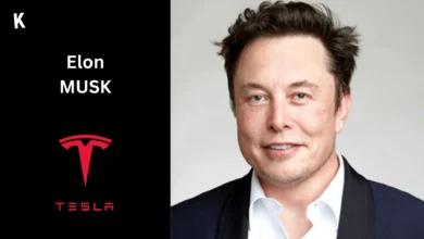 Elon Musk avec logo Tesla