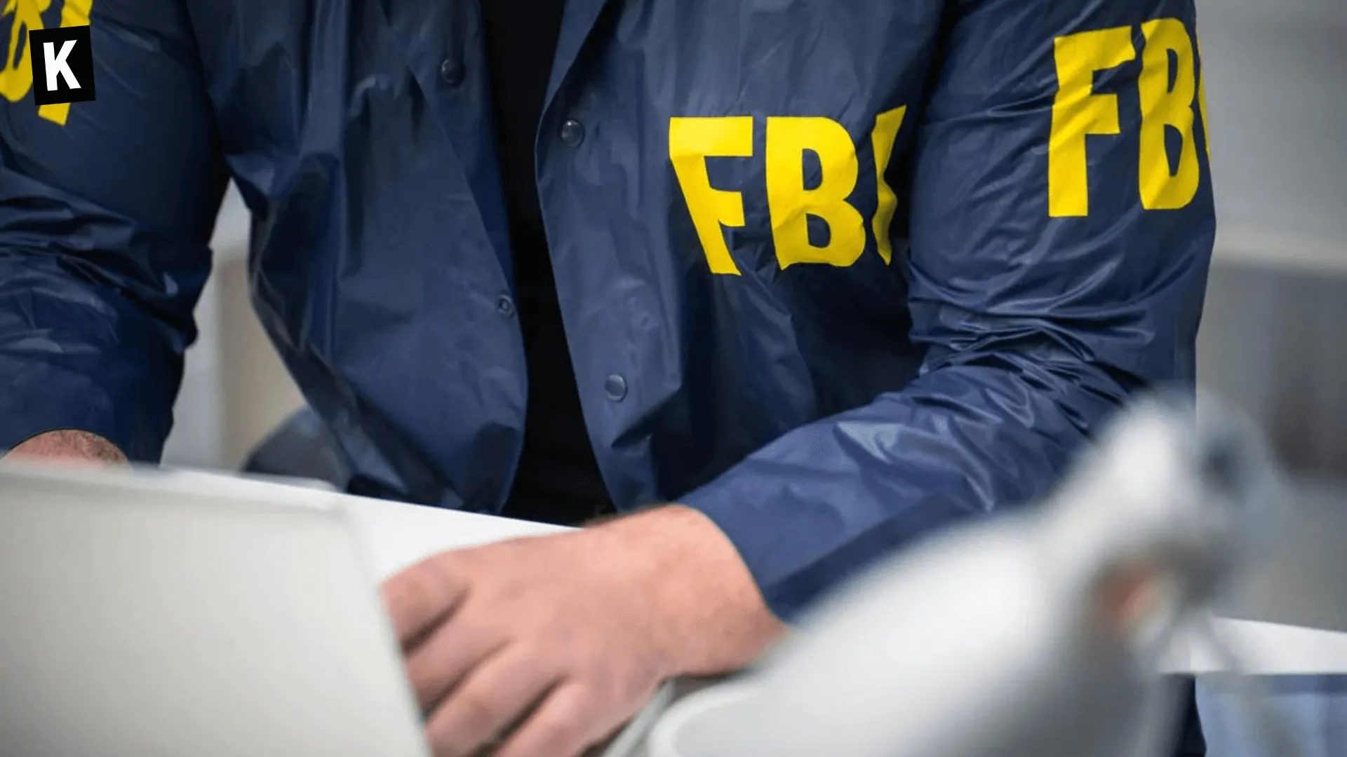 Agent du FBI qui examine un ordinateur portable