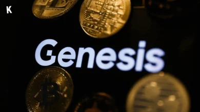 Logo de Genesis sur un fond noir avec au premier plan des bitcoins