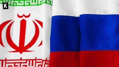 Les drapeaux de l'Iran et de la Russie sur tissu l'un à côté de l'autre