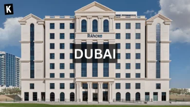 Hôtel The Manor JA avec un titre Dubaï sur fond gris foncé légèrement transparent