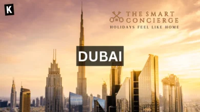 Skyline de Dubaï au lever du soleil avec un titre Dubai sur fond gris foncé légérement transparent