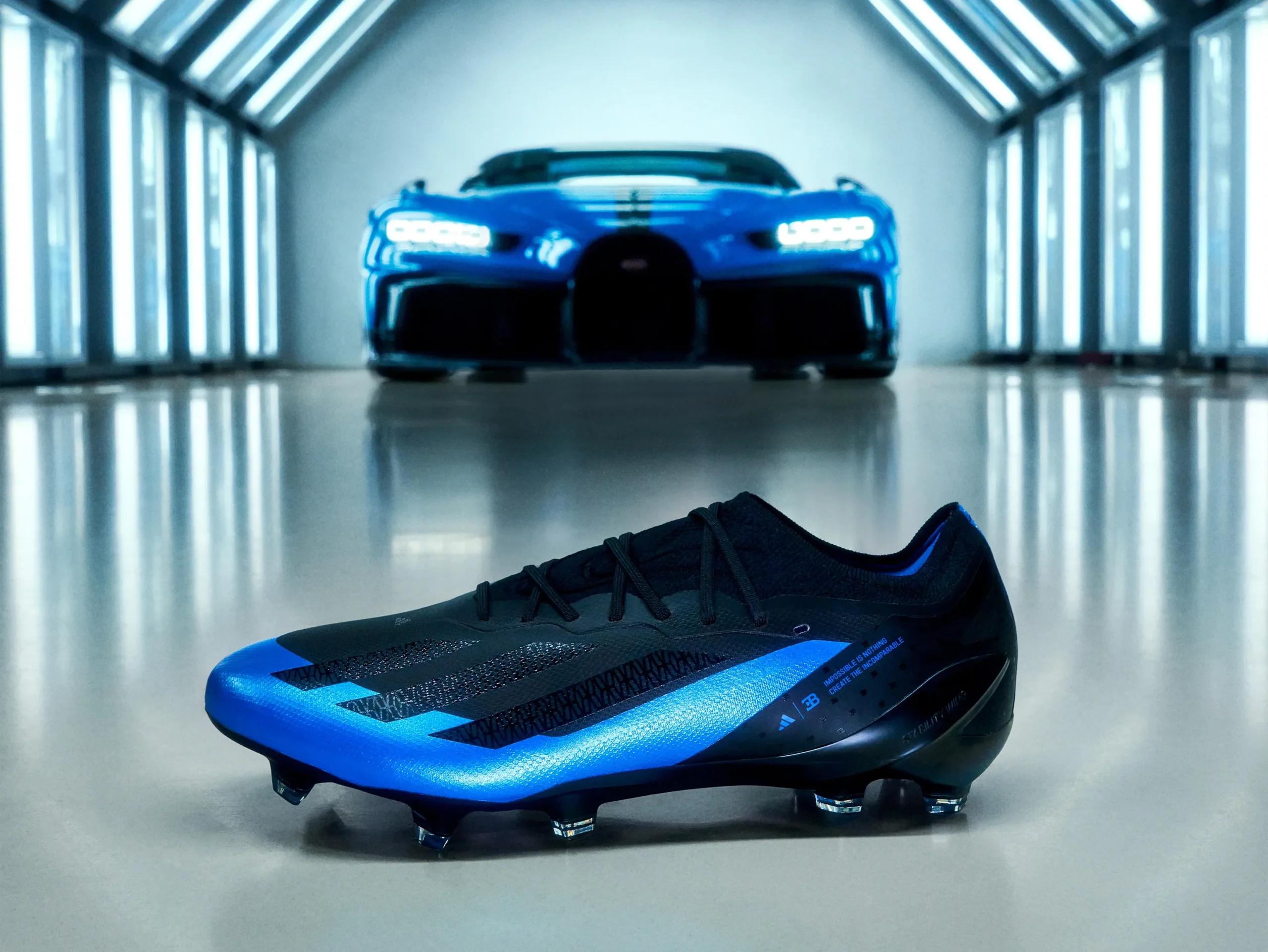 Adidas X Crazyfast Bugatti devant la Bugatti Chiron - Source : Bugatti